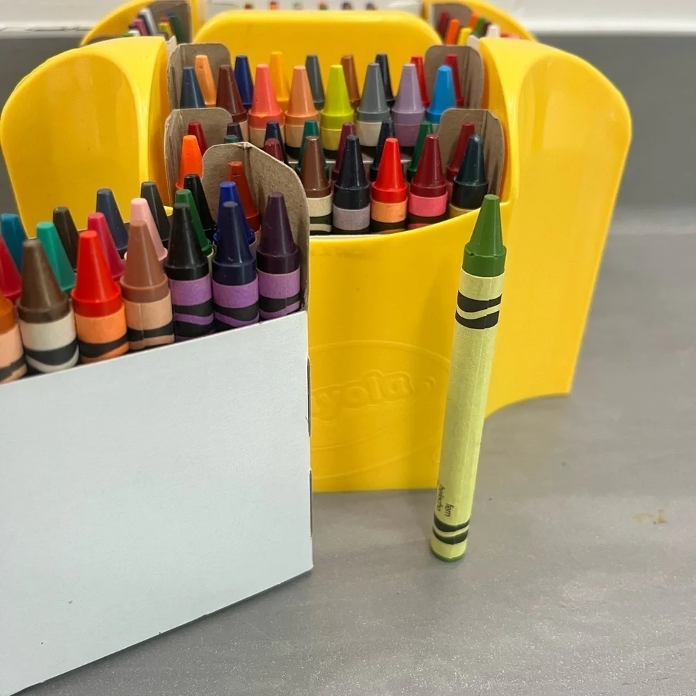 Crayola Ultimate Crayon Collection - 152 Count  NIB